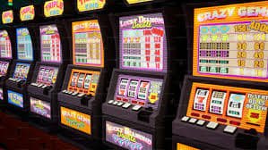 Fitur bonus Mega Moolah dengan roda jackpot dan simbol pemicu